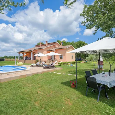 Two-bedroom In Holiday home Tinjan